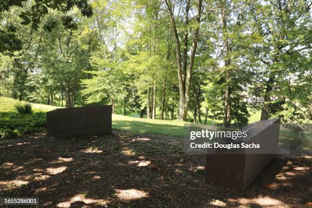 monument to the war protest shooting - national guard stock pictures, royalty-free photos & images