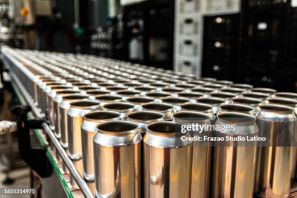 close-up of cans on a beer factory - brouwerij stockfoto's en -beelden