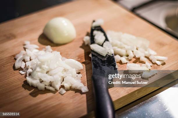 chopped onions on cutting board - cortar cebola imagens e fotografias de stock