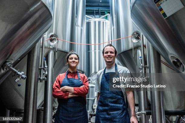 porträt von mitarbeitern in einer bierfabrik - industriearbeiter stock-fotos und bilder