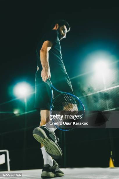 tennisunterricht in der nacht - tennis court and low angle stock-fotos und bilder