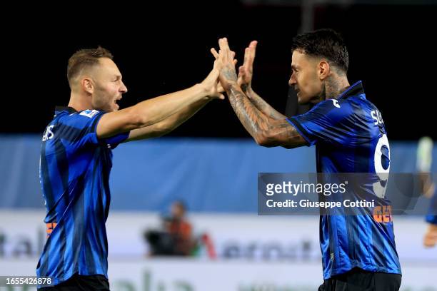 Gianluca Scamacca of Atalanta BC celebrates with Teun Koopmeiners after scoring the his team's third goal during the Serie A TIM match between...