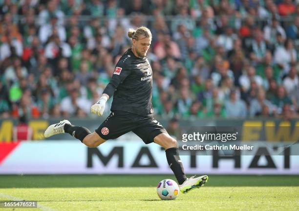 Robin Zentner, goalkeeper of FSV Mainz 05 runs with the ball during the Bundesliga match between SV Werder Bremen and 1. FSV Mainz 05 at Wohninvest...