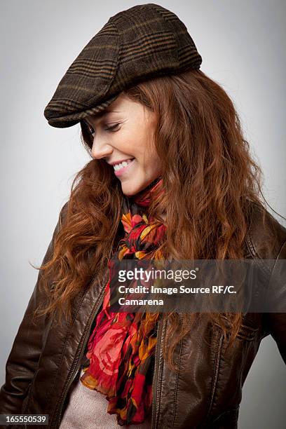smiling woman wearing hat and jacket - béret photos et images de collection