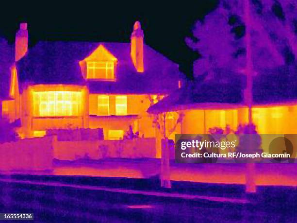 thermal image of houses on city street - thermal imaging imagens e fotografias de stock