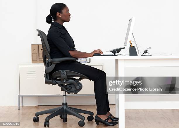 woman at desk - 良い姿勢 ストックフォトと画像