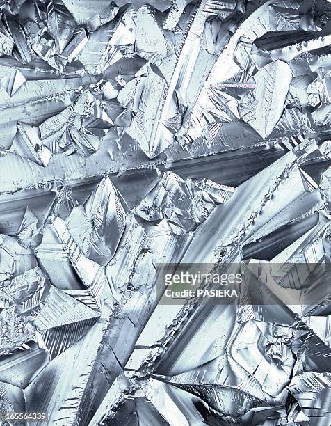 silicon crystal, macrophotograph - silicone chemische stof stockfoto's en -beelden