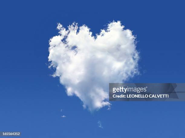 illustrazioni stock, clip art, cartoni animati e icone di tendenza di heart-shaped cloud, artwork - nube