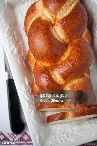 challahbrot - geflochtenes brot stock-fotos und bilder