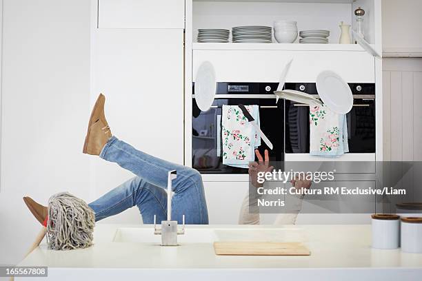 man falling with dishes in kitchen - 跌倒 個照片及圖片檔