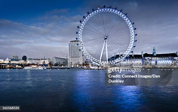 london eye and river thames in london - ruota panoramica foto e immagini stock