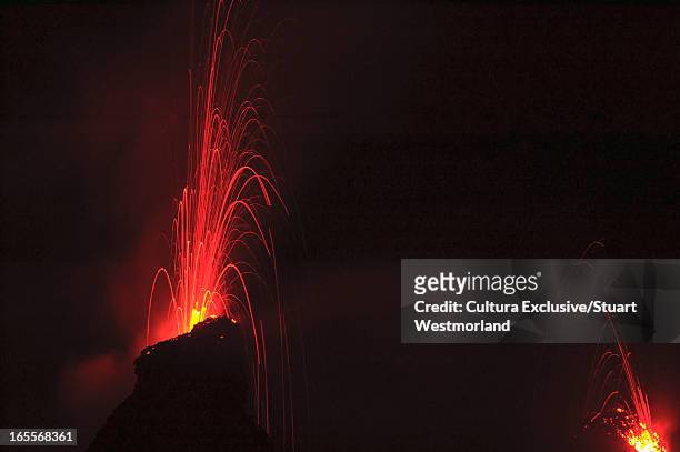hawaiian volcanoes erupting in park - big island volcano national park stock pictures, royalty-free photos & images