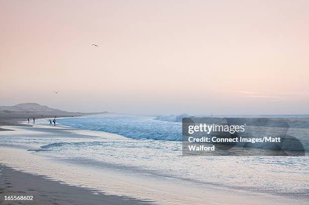 waves crashing on white sand beach - isla de boa vista fotografías e imágenes de stock