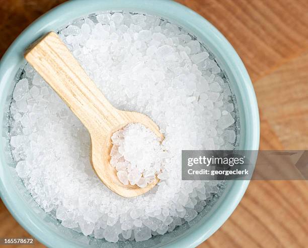 salzfässchen makro - grobkörniges-salz stock-fotos und bilder