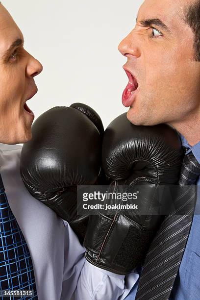 business konfrontation mit boxhandschuhen - funny boxing stock-fotos und bilder