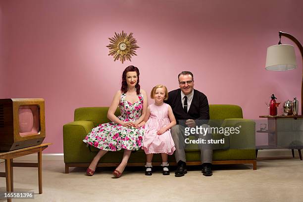 família de tv dos anos 1950 - kitsch - fotografias e filmes do acervo