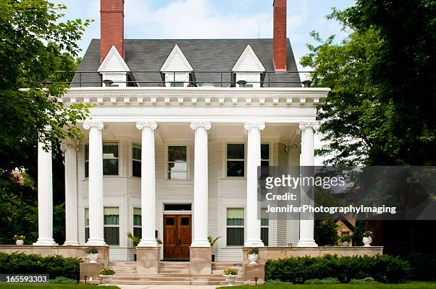 colonial style home - colonial style stockfoto's en -beelden