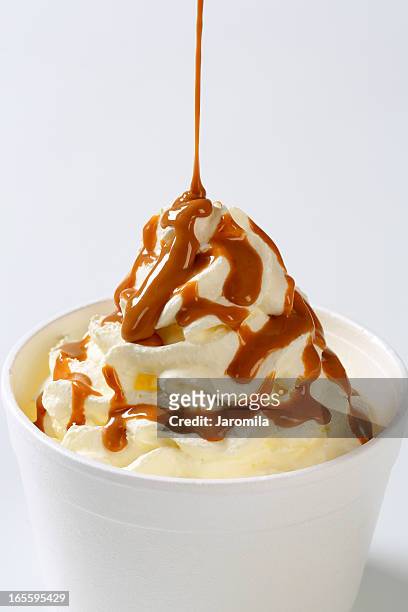 whipped cream with caramel - 焦糖 個照片及圖片檔