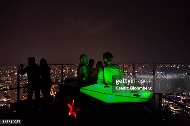Singapore Rooftop Bar Photos And Premium High Res Pictures Getty Images singapore-rooftop-bar-photos-and-premium-high-res-pictures-getty-images
