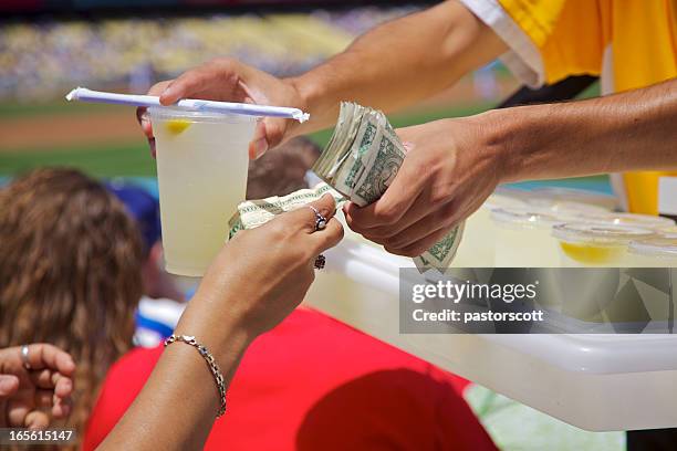 limonade anbieter bei baseballspiel - straßenverkäufer stock-fotos und bilder