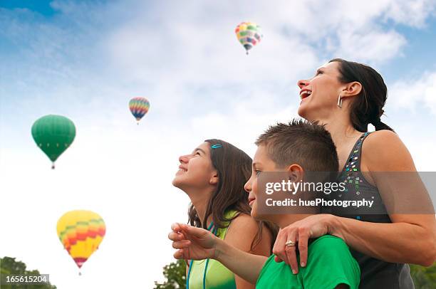 familia con globos de aire caliente - michigan fotografías e imágenes de stock