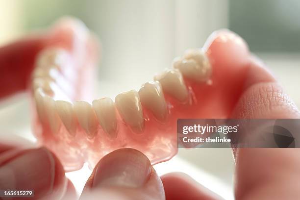 dentista en el trabajo técnico - denture fotografías e imágenes de stock