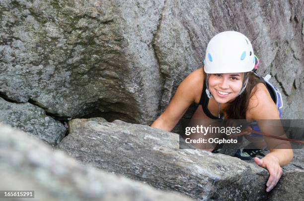 junge frau klettern - girl in tank top stock-fotos und bilder