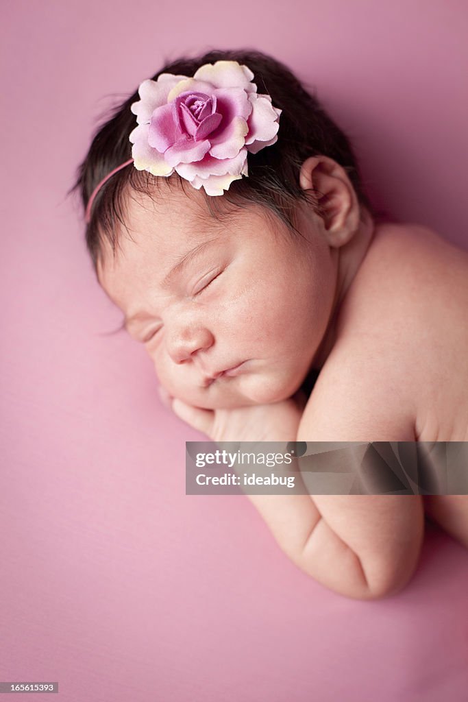 Imagem a cores de metais preciosos, ou no bebé recém- nascido Menina em Fundo rosa