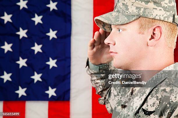 amerikanische soldaten serie: junge sergeant salutieren - saluting stock-fotos und bilder