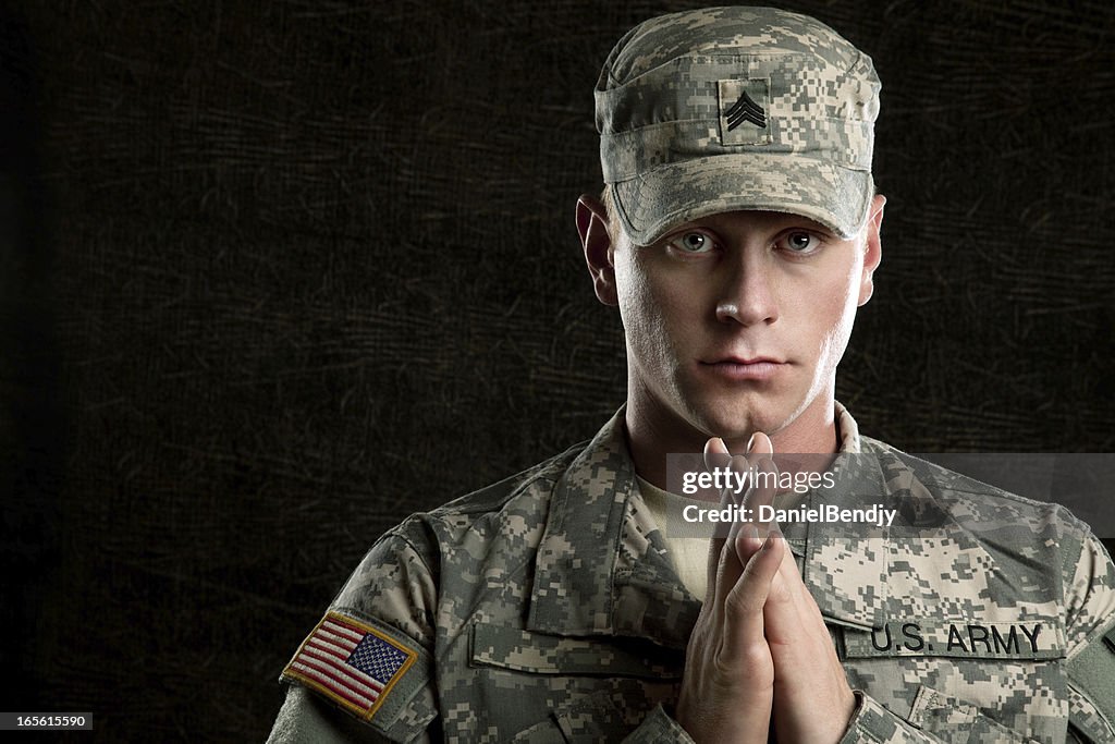American Soldier serie: Joven sargento contra fondo oscuro