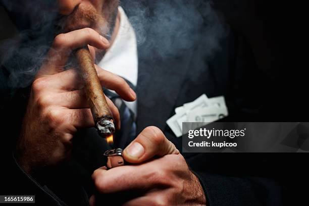 primer plano de hombre con un habano y de mano ligeras - cigar fotografías e imágenes de stock