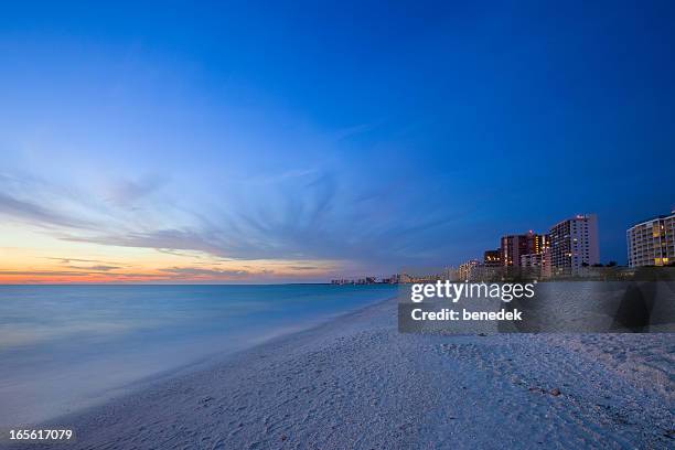 complejo turístico de playa de arenas blancas en puesta de sol - nápoles florida fotografías e imágenes de stock