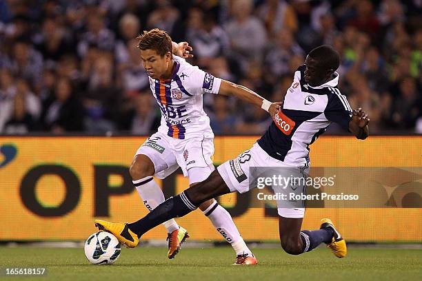 Ryo Nagai of Glory and Jason Geria of the Victory contest the ball during the A-League Elimination final match between Melbourne Victory and Perth...