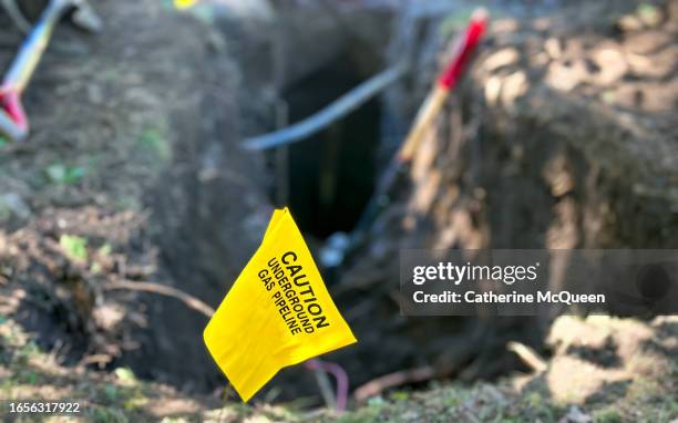 caution: underground gas pipeline yellow warning flag - bodenmarkierung stock-fotos und bilder