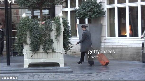 This TV grab made 22 March 2006 shows VTM journalist Katleen Peeraer arriving with a trolley, containing a beretta gun, at a hotel in Brussels, on...