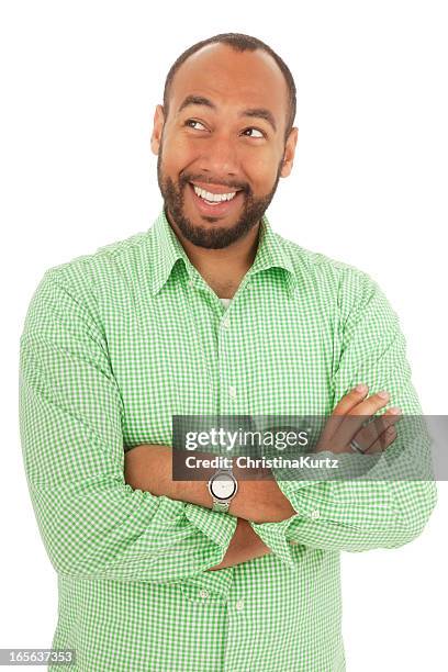 legerer mann mit arme verschränkt nachschlagen - grünes hemd stock-fotos und bilder