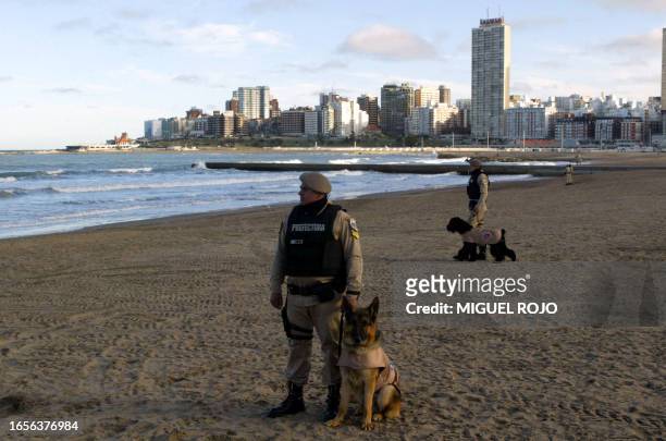 Soldiers with dogs stand guard in the seafront inside the exclusion area next to the Hermitage Hotel in Mar del Plata, Argentine, 01 November 2005,...