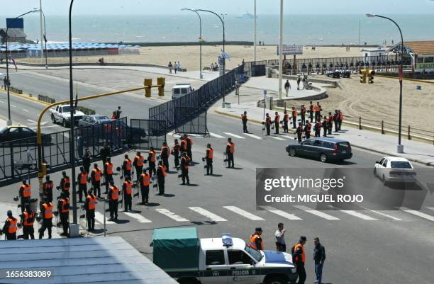 Anti riot policemen guard one of the entrances at the Maritime Boulevard next to the Hermitage Hotel 02 November 2005 in Mar del Plata, two days...