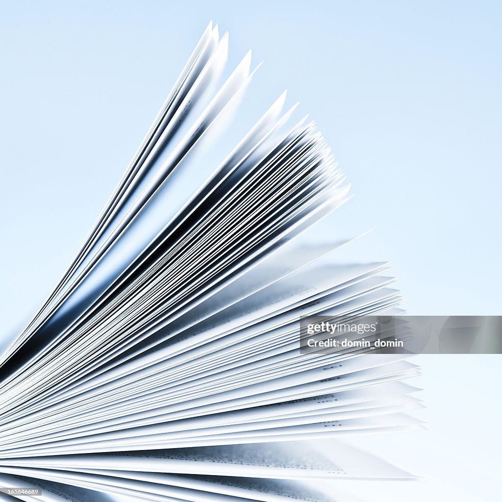 Gros plan du magazine pages sur fond bleu clair