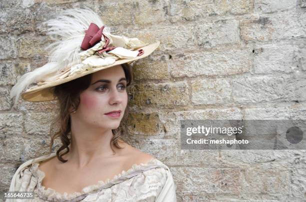 wunderschöne old fashioned frau - historische kleidung stock-fotos und bilder