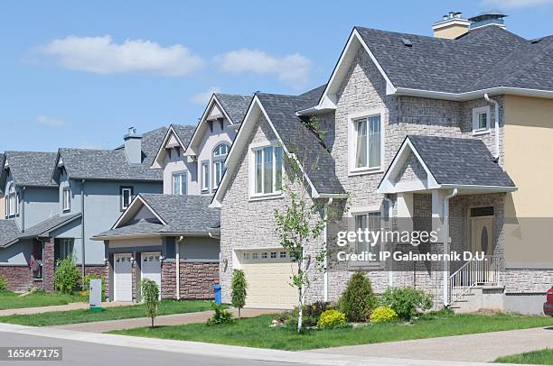 newly built homes with attached garages and driveways - detached house stock pictures, royalty-free photos & images