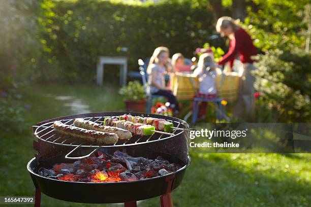barbecue sur une soirée d'été - barbecue stock photos et images de collection