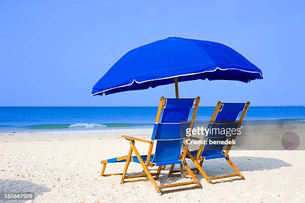 playa y sillas reclinables con sombrilla - sombrilla fotografías e imágenes de stock