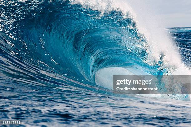 agua de energía - breaking wave fotografías e imágenes de stock