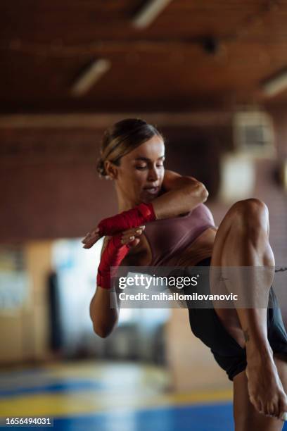 golpe de rodilla - muay thai fotografías e imágenes de stock