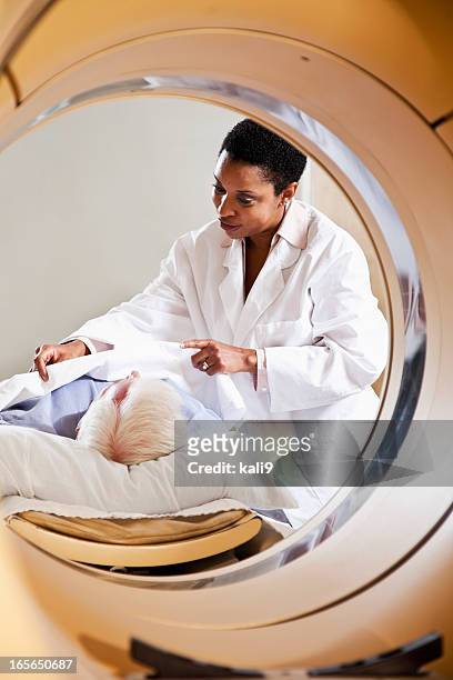 radiologe vorbereitung patient für ct-scanner haustier - pet scan machine stock-fotos und bilder
