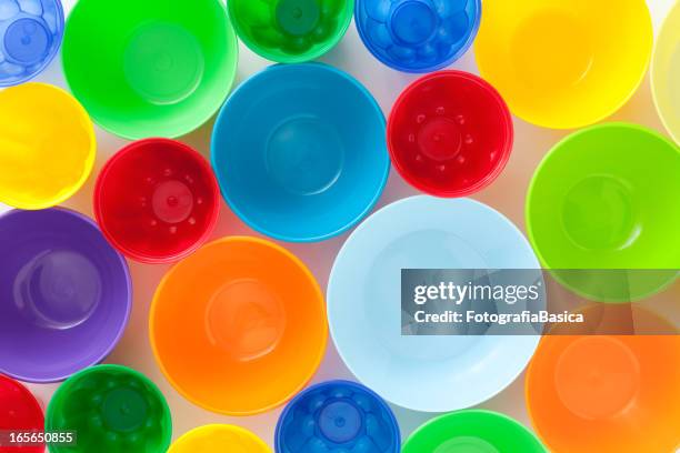 plástico y tazones - plastic bowls fotografías e imágenes de stock