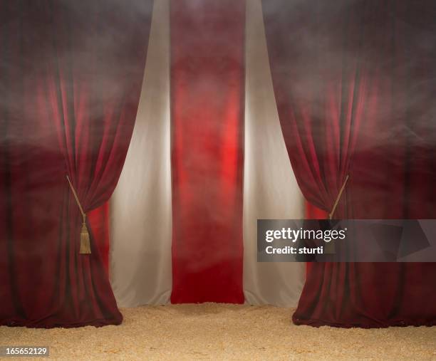 smokey carpa de circo - circo fotografías e imágenes de stock