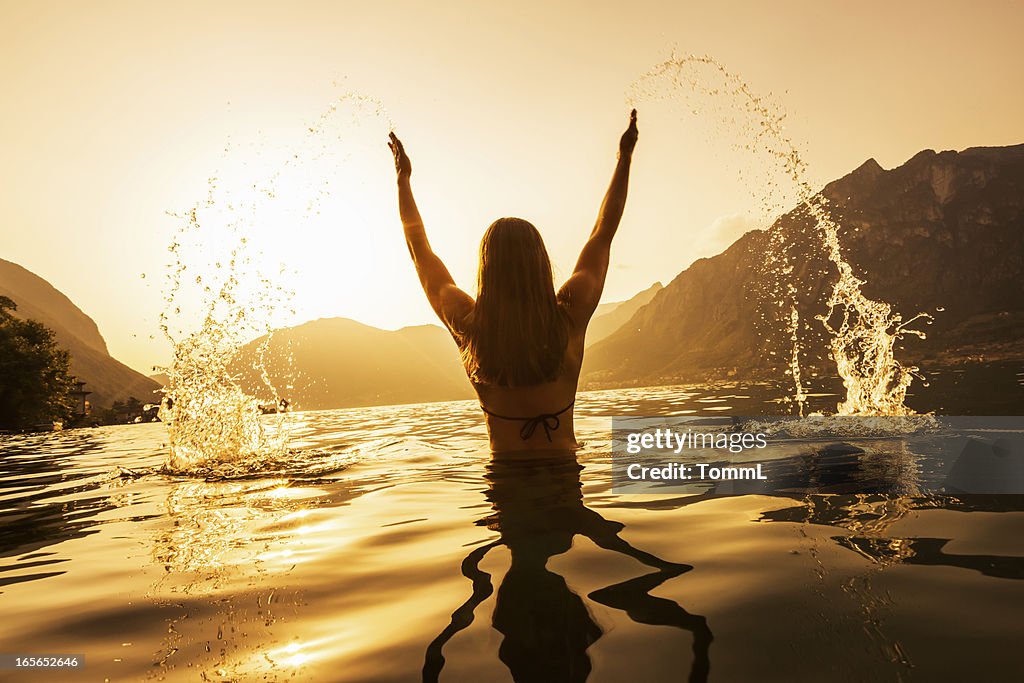 Femme éclaboussures d'eau