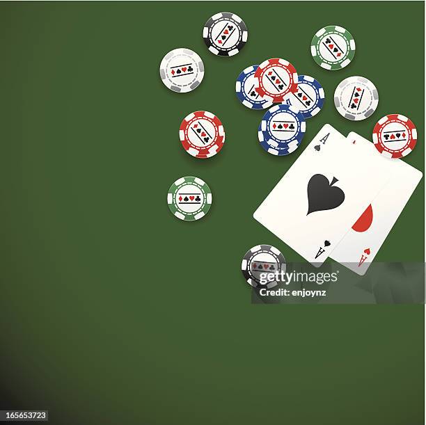 tasche aces und chips auf einen pokertisch - texas hold 'em stock-grafiken, -clipart, -cartoons und -symbole